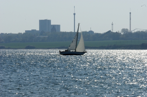 Segelboot, im Hintergrund der Hansapark Sierksdorf